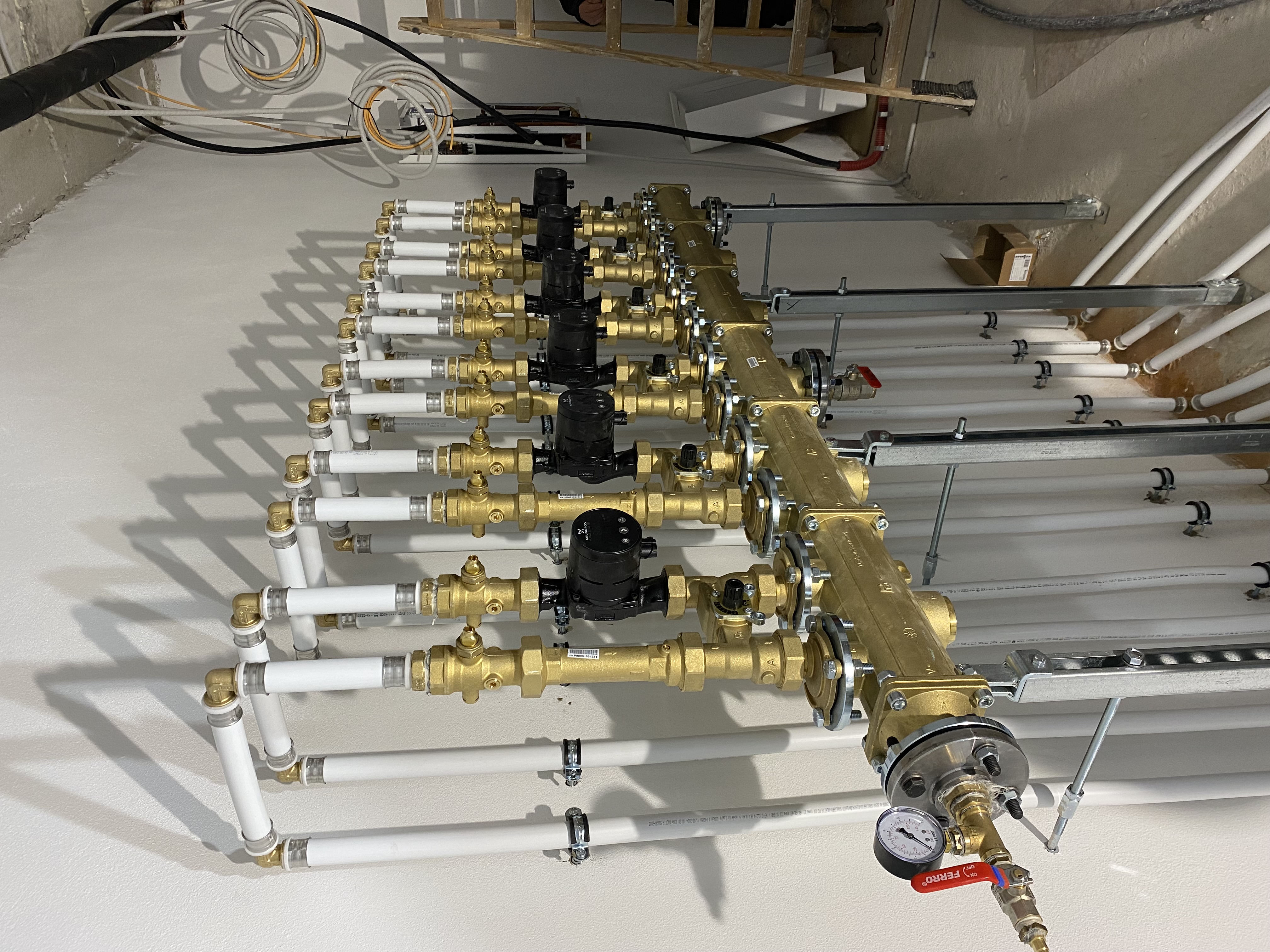 Mosadzný rozvádzač